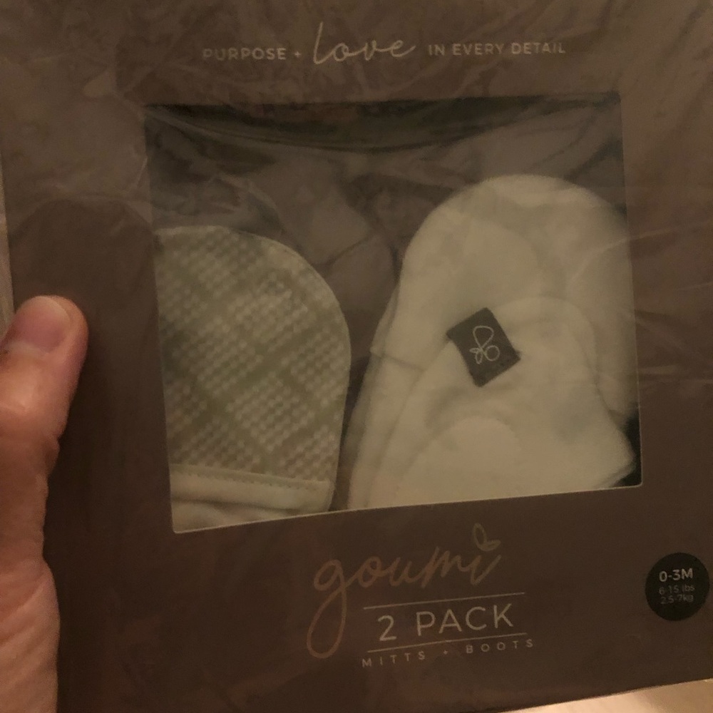 Goumi 0-3 months knit mittens and booties in creme